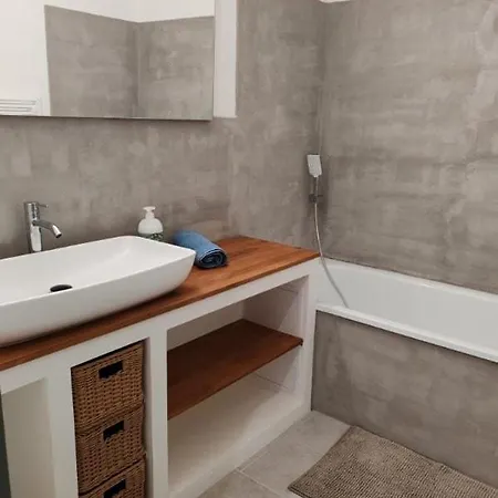 Apartamento L'escapade Nimoise - A 700m De La Gare Nîmes